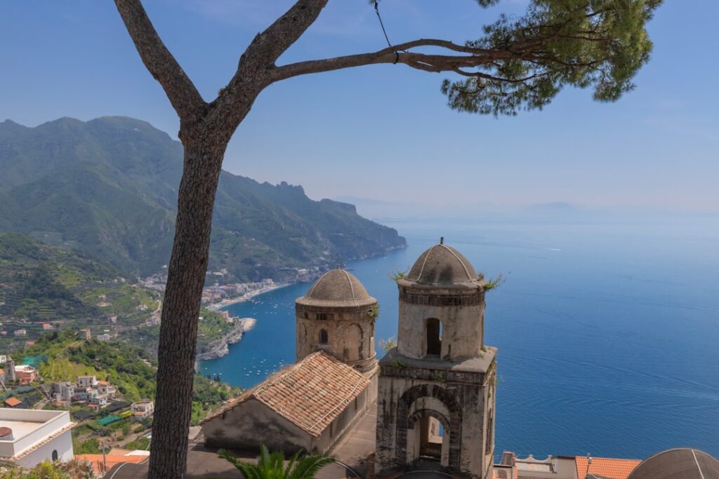 Zwei alte Kirchtürme mit Blick auf die Côte amalfitaine und das Meer