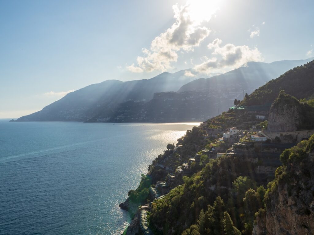 Veduta di scogliere e terrazze coltivate sulla Costiera Amalfitana, mare brillante