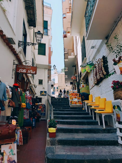 Rue commerçante en escalier typique d'Amalfi, ambiance de la Côte amalfitaine