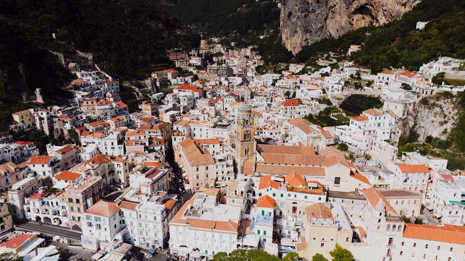 Vue aérienne des maisons colorées d'Amalfi sur la Côte amalfitaine