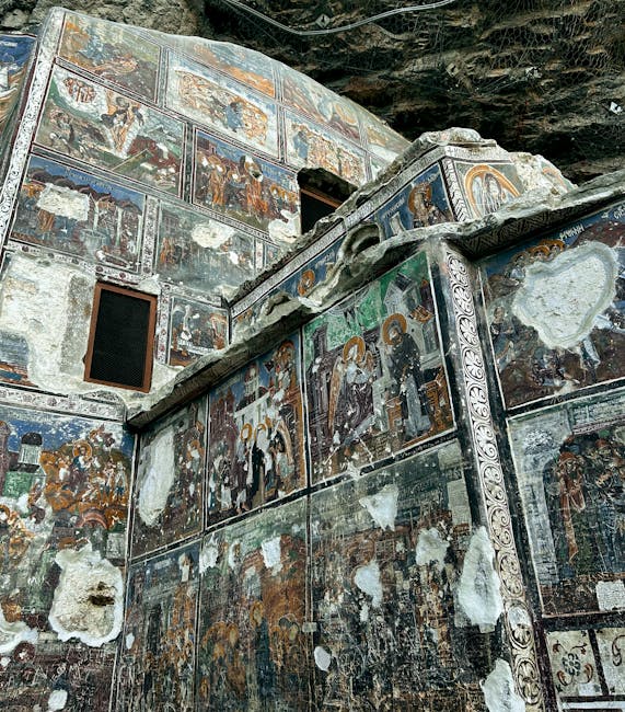 Affreschi antichi su parete rocciosa di chiesa rupestre sulla Costiera Amalfitana