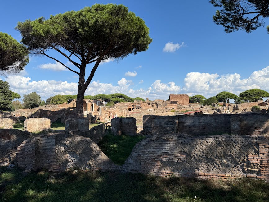 Rovine archeologiche tra pini marittimi in un sito della Costiera Amalfitana
