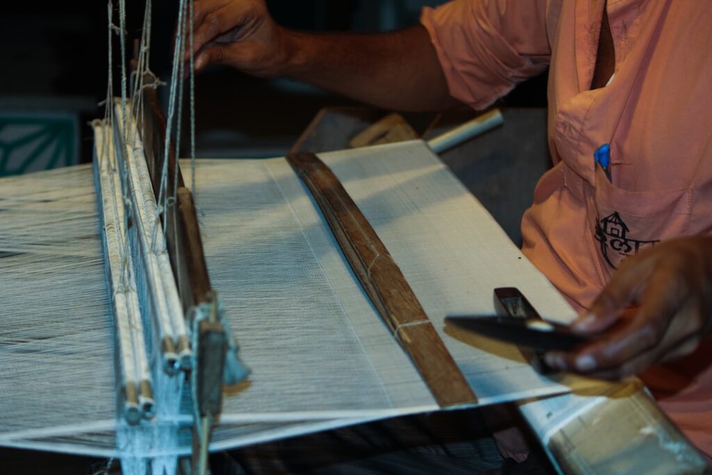 Handwerker webt feines Leinen an traditionellem Webstuhl an der Amalfiküste
