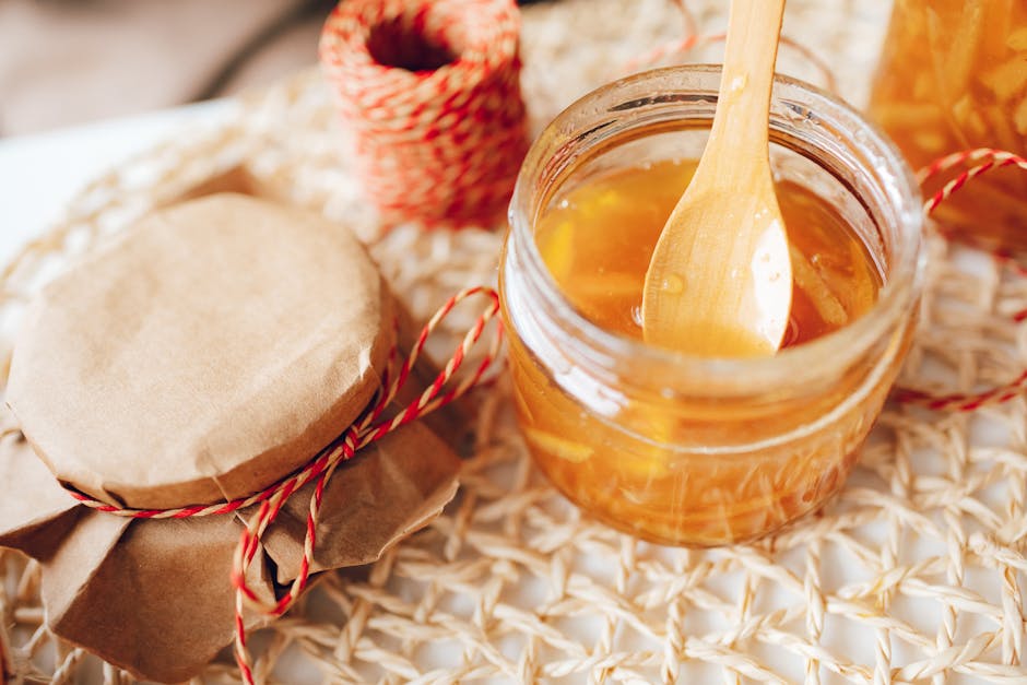 Pot de confiture au citron artisanal avec cuillère, spécialité de la Côte amalfitaine