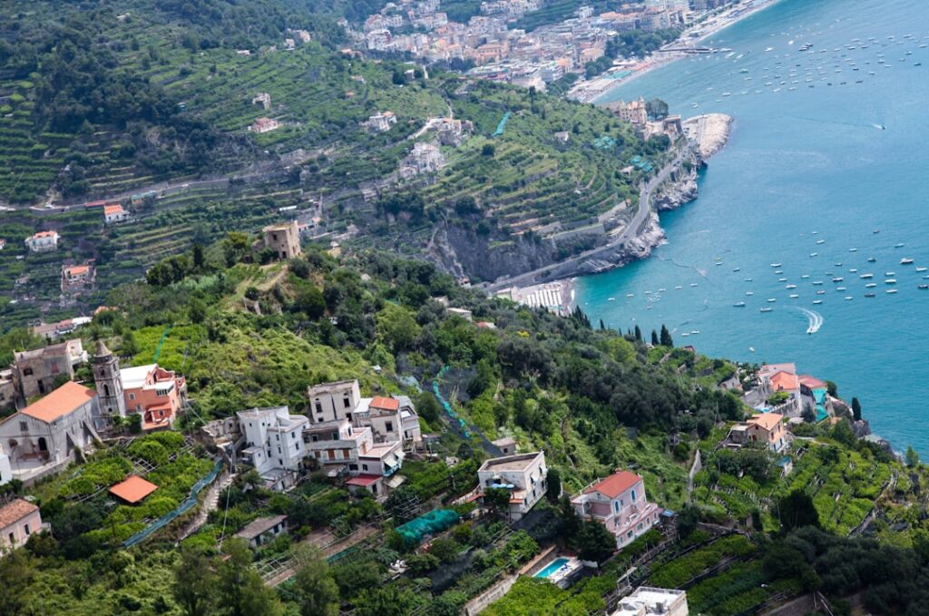 Terrasses cultivées et maisons perchées au‑dessus de la mer sur la Côte amalfitaine