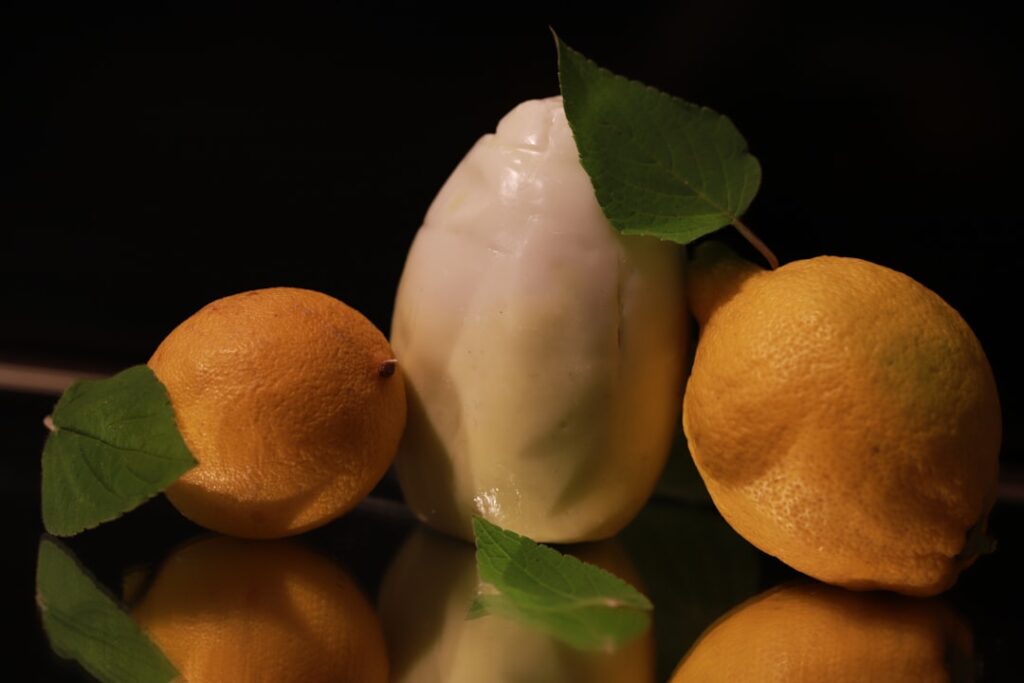 Citrons locaux de la Côte amalfitaine accompagnant une confiserie glacée
