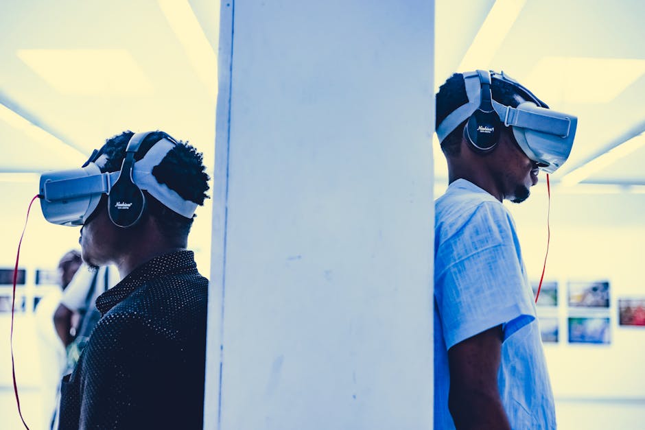Due visitatori con visori VR schiena contro schiena in museo sulla Costiera Amalfitana