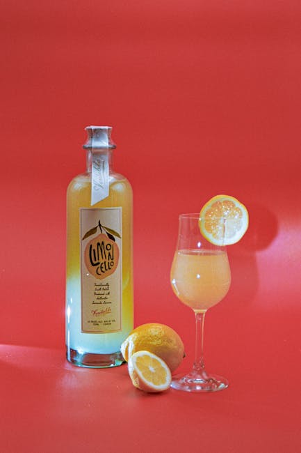 Fles ambachtelijke limoncello met glas en citroenen aan de Côte amalfitaine