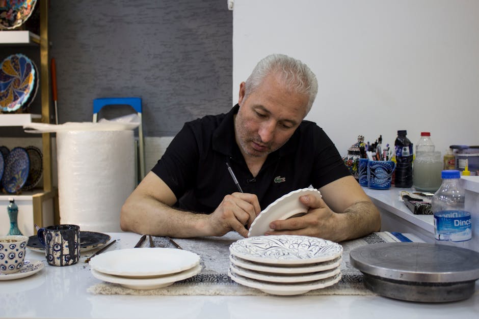 Artisan peint à la main une assiette décorée, atelier sur la Côte amalfitaine