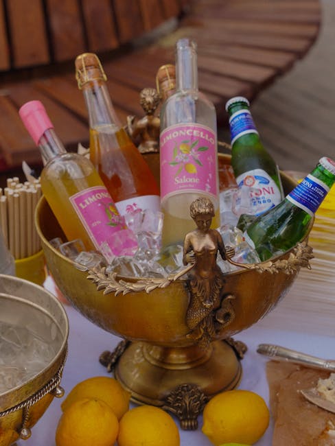 Pichet doré rempli de bouteilles de limoncello et citrons, Côte amalfitaine