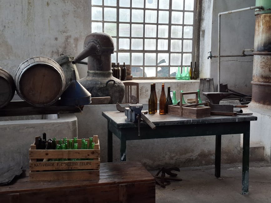 Limoncello-Flaschen in einer handwerklichen Werkstatt im Sonnenlicht