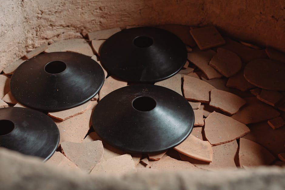 Schwarze Keramikschalen im Brennofen auf Tonscherben, Amalfiküste