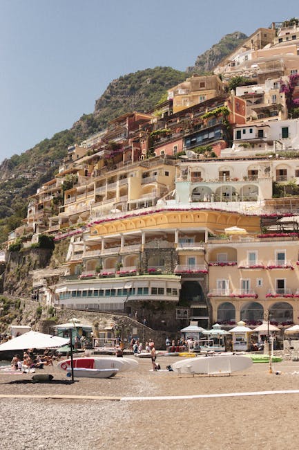 Kleurrijke klifwoningen en strand van Positano aan de Côte amalfitaine