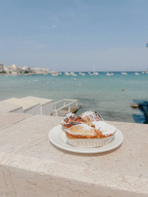 Tartelette poudrée posée sur un muret, vue sur la mer de la Côte amalfitaine
