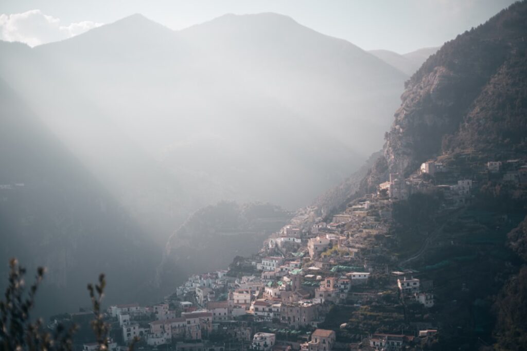 Schmale Gasse in Ravello mit Zitronentöpfen am Morgen