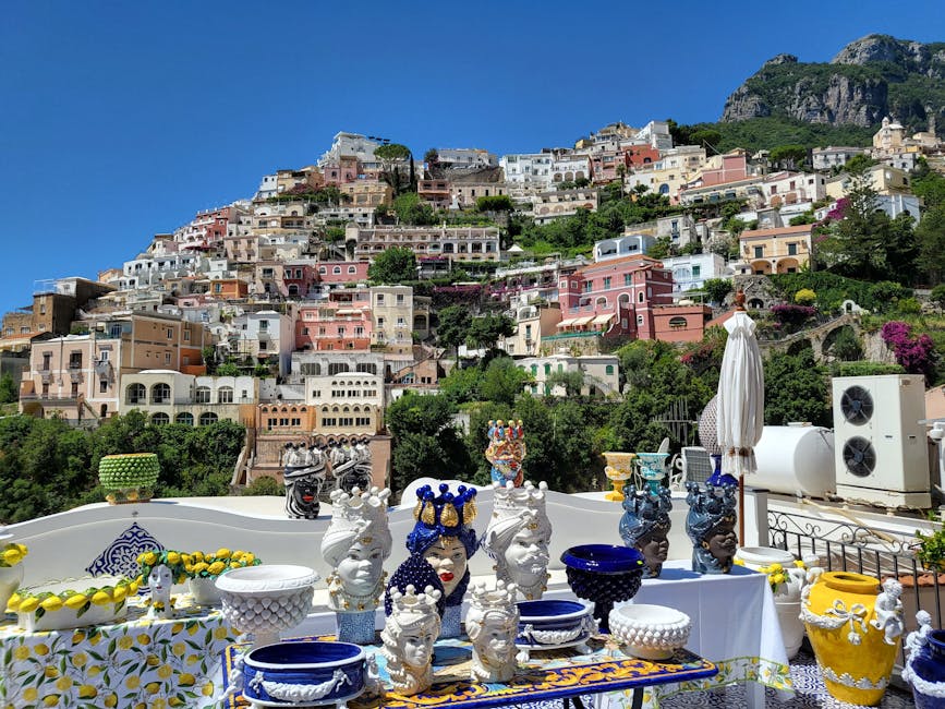 Bemalte Keramikköpfe und Vasen auf Terrasse mit Blick auf Positano, Amalfiküste