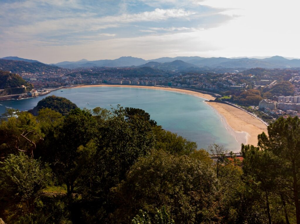 Baie en demi‑lune et plage dorée bordant la Côte amalfitaine, vue depuis la colline