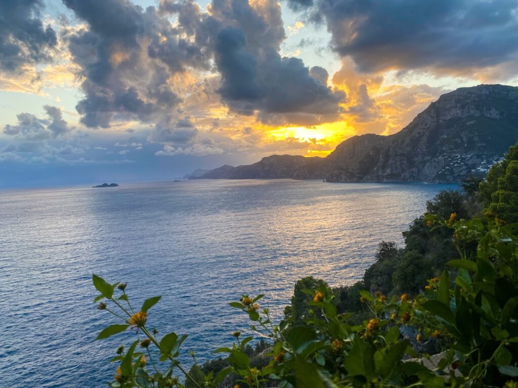 Tramonto sulla Costiera Amalfitana con il paesaggio costiero in controluce