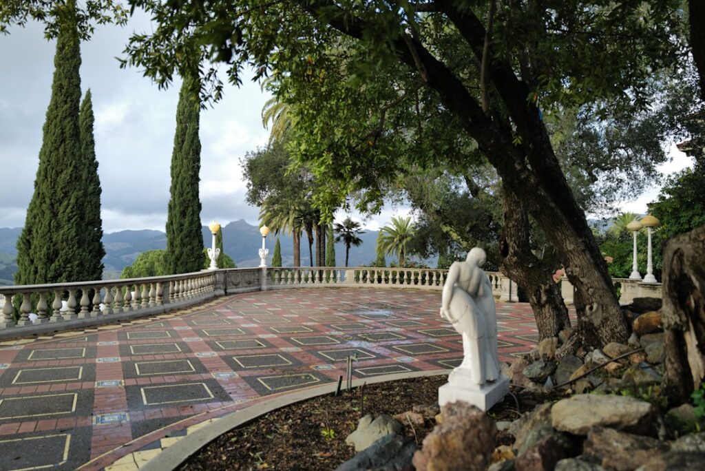 Marmorstatue auf Terrasse mit Balustrade und Zypressen an der Côte amalfitaine
