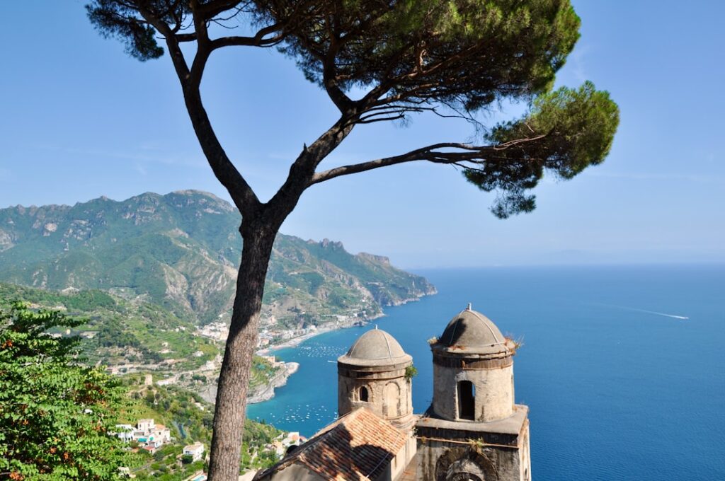 Pins et clochers de la Villa Rufolo surplombant la Côte amalfitaine