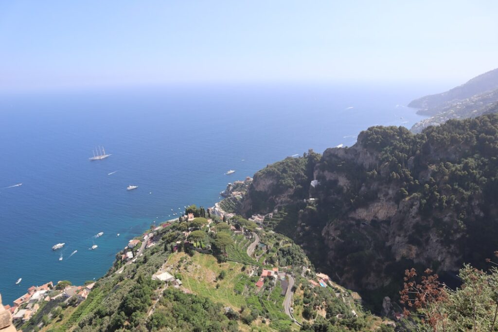 Blick auf die Côte amalfitaine mit Klippen, Booten und blauem Meer