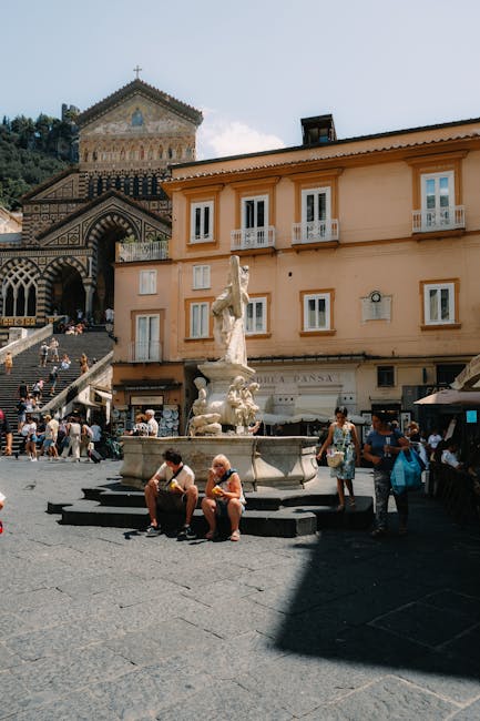 Plein met fontein en de gevel van de Duomo in Amalfi, Côte amalfitaine