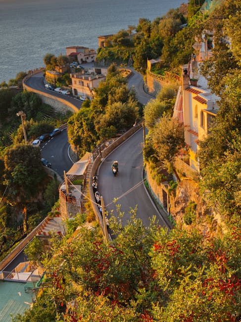 Küstenstraße der Amalfiküste bei Sonnenaufgang, gewundene Felsenstraße