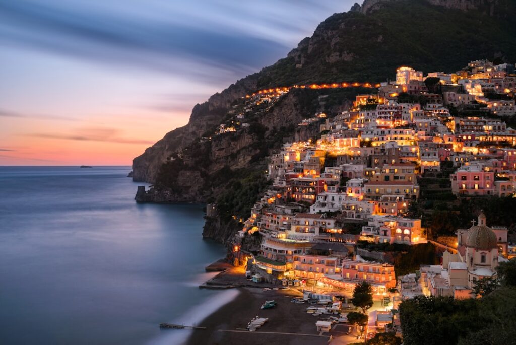 Village côtier illuminé au crépuscule, panorama emblématique de la Côte amalfitaine