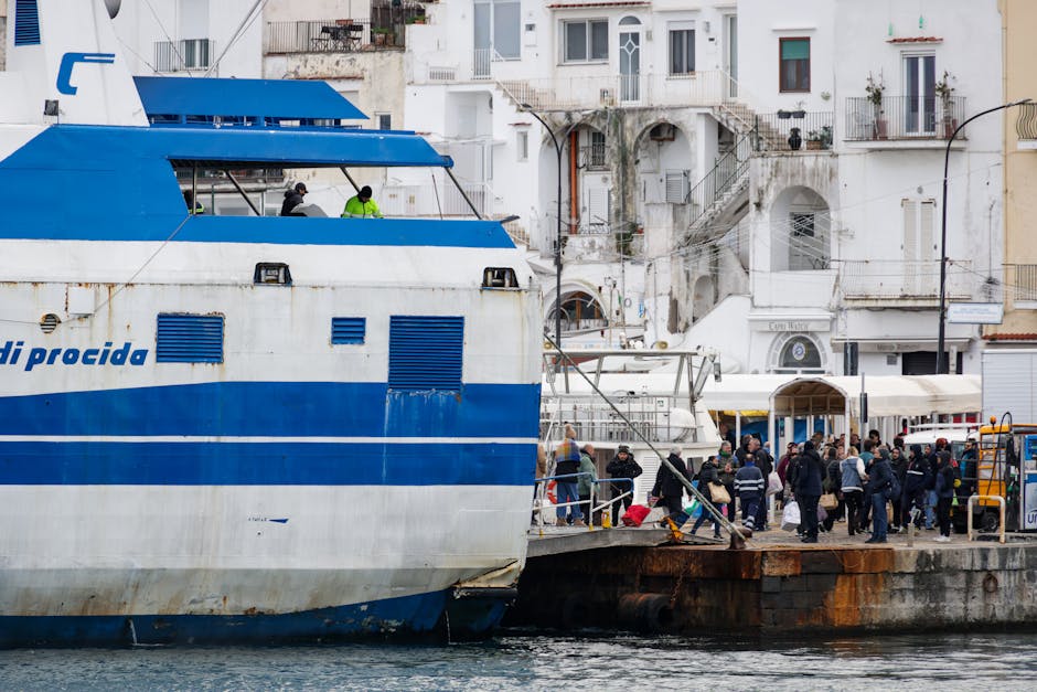 Imbarco su traghetto al porto di Amalfi