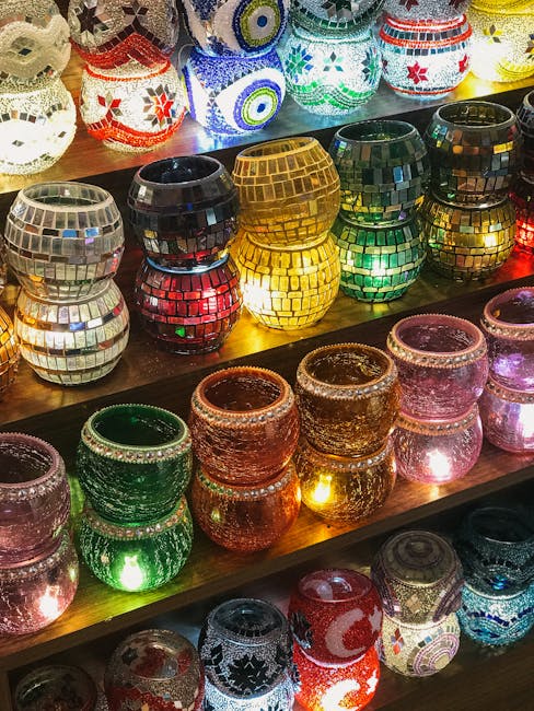 Leuchtende Mosaik-Teelichthalter in verschiedenen Farben auf Verkaufstablett.