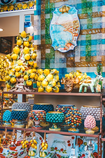 Bunte Zitronen- und Keramikauslage mit Amalfi-Motiv an der Côte amalfitaine.