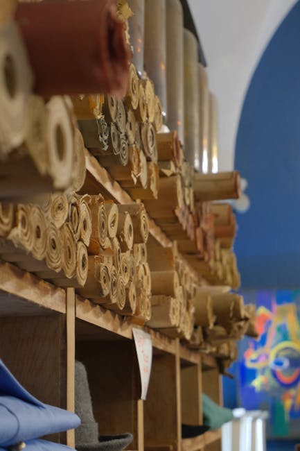 Rouleaux de tissus sur étagères dans boutique artisanale de la Côte amalfitaine