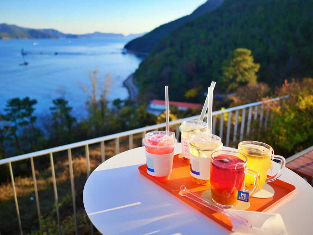 Gemütliche Frühstücksterrasse eines Bed & Breakfast mit Meerblick