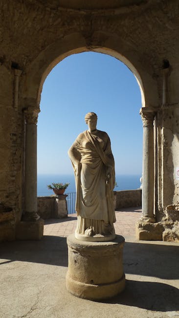 Statue antique sous une arcade, vue sur la mer de la Côte amalfitaine