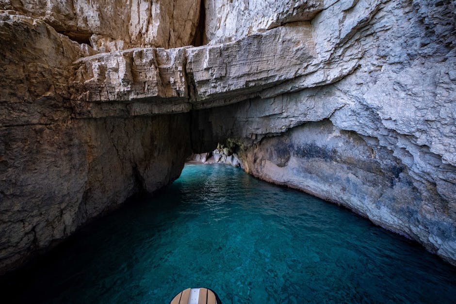 Türkisblaues Wasser in einer Felsgrotte an der Côte amalfitaine