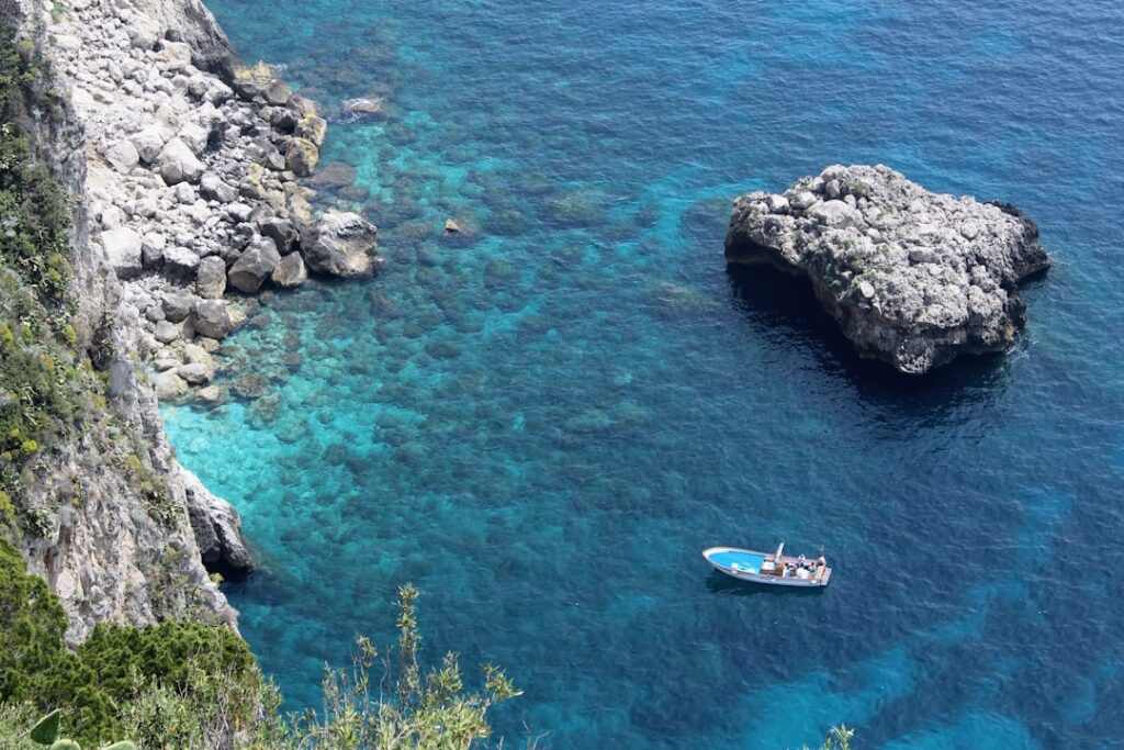 Gita in barca a Capri verso la Grotta Azzurra