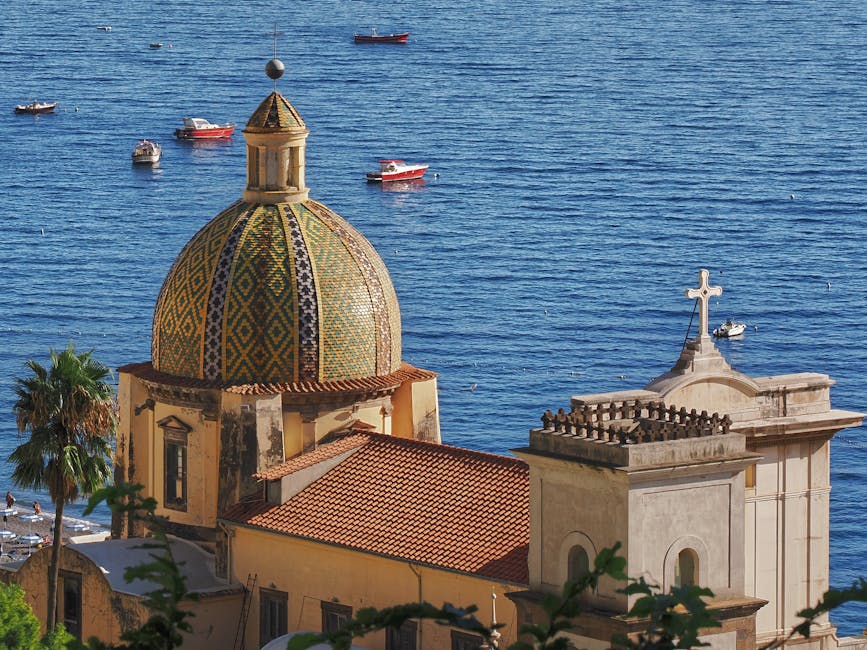 Cupola in maiolica della chiesa di Positano sullo sfondo del mare
