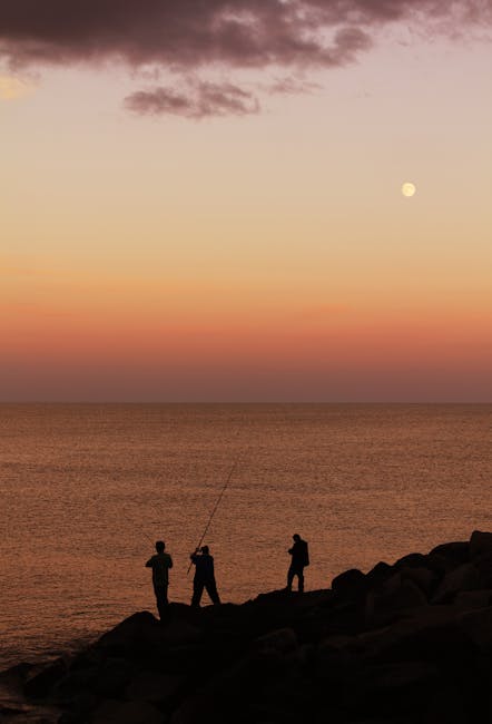 Silhouetten von Fischern bei Dämmerung mit Mond an der Côte amalfitaine