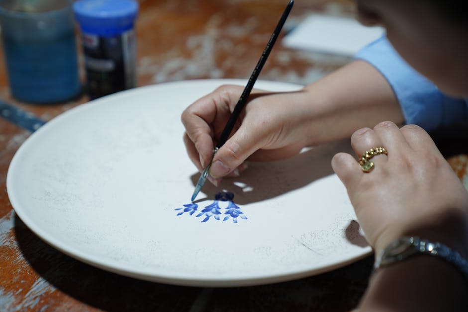 Hand bemalt keramischen Teller mit blauem Blumenmotiv in Werkstatt an der Côte amalfitaine