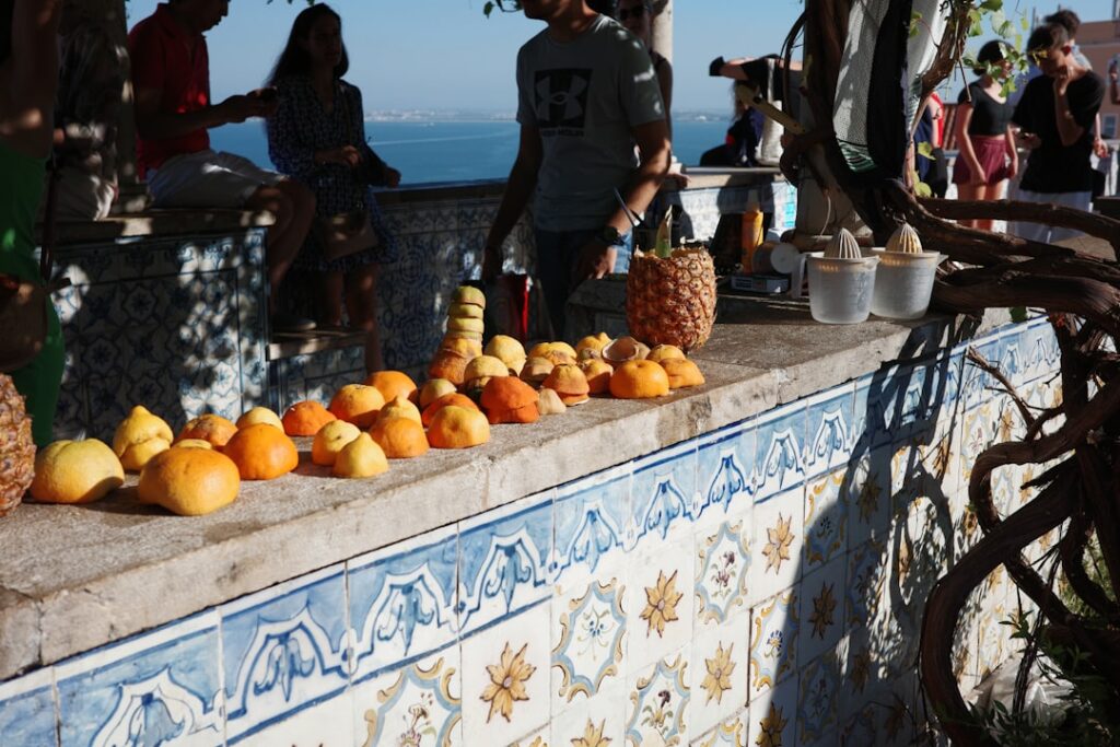 Frutti di agrumi su bancone con maioliche, vista sulla Costiera Amalfitana