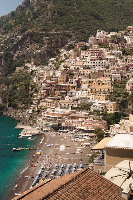 Façades colorées de Positano s'étageant au-dessus de la plage de la Côte amalfitaine