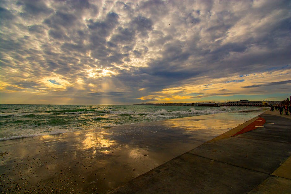 Maiori Uferpromenade goldene Spiegelung bei Sonnenuntergang