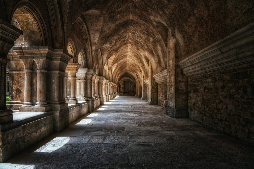 Galerie voûtée en pierre d'un cloître historique sur la Côte amalfitaine