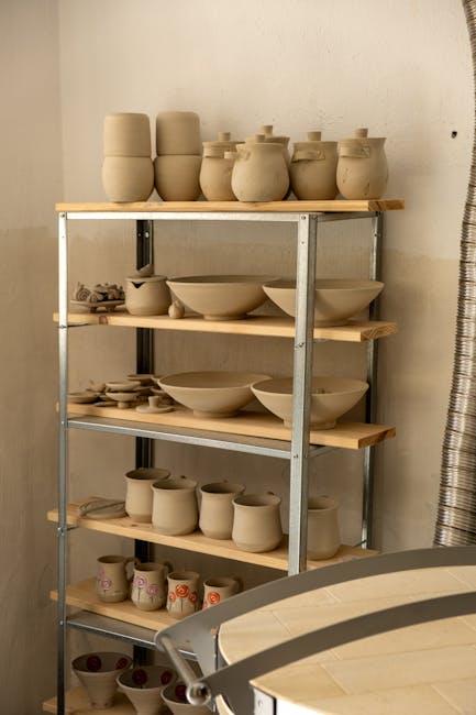 Scaffale con vasi crudi in laboratorio di ceramica della Costiera Amalfitana