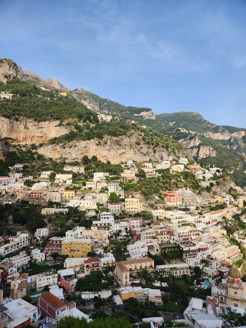 Kleurrijke huizen verspreid tegen de steile heuvel van Positano, Côte amalfitaine