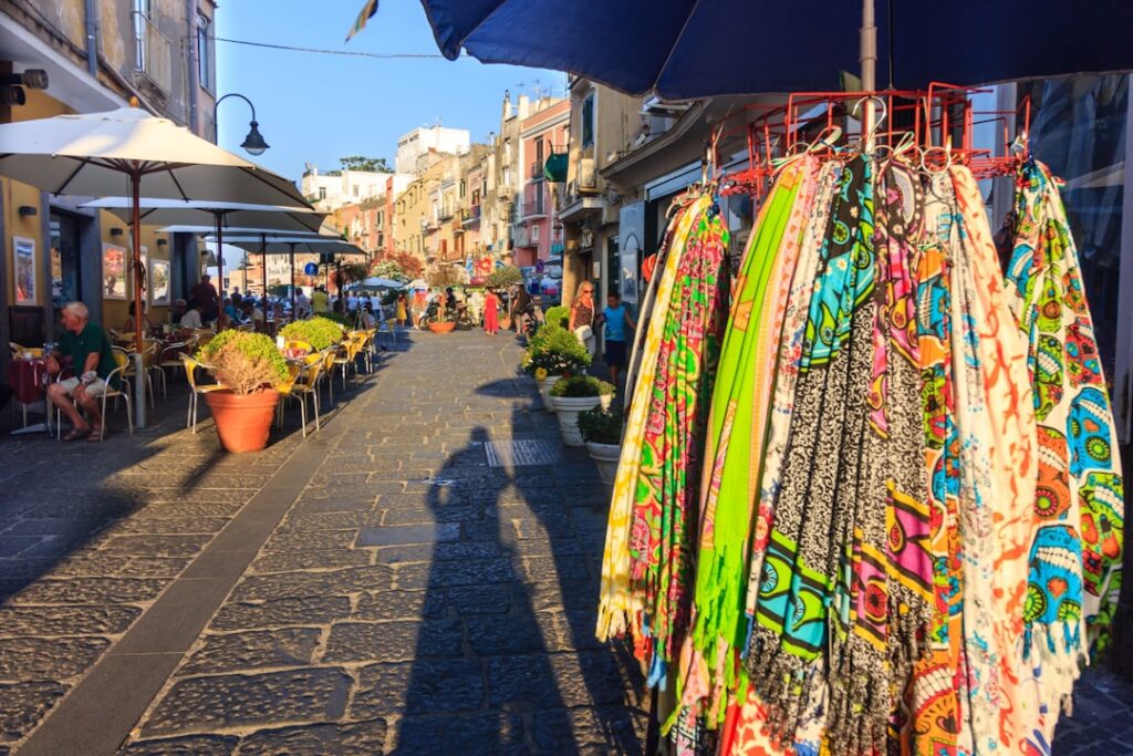 Présentoir de foulards colorés le long d'une rue piétonne de la Côte amalfitaine