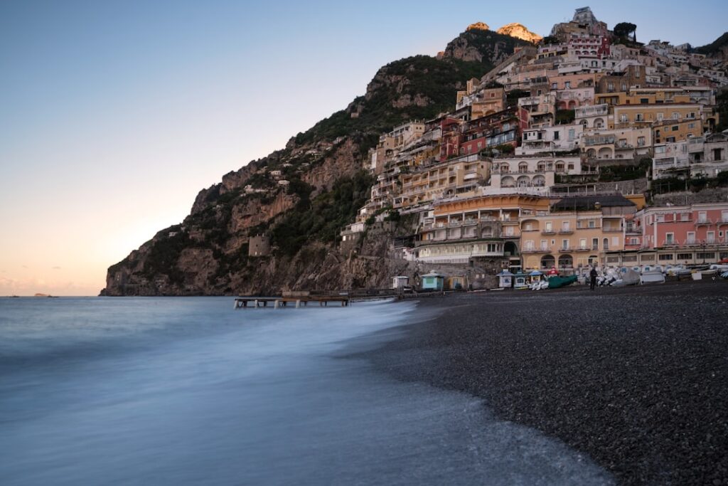 Am Strand von Positano an der Côte amalfitaine bei Dämmerung