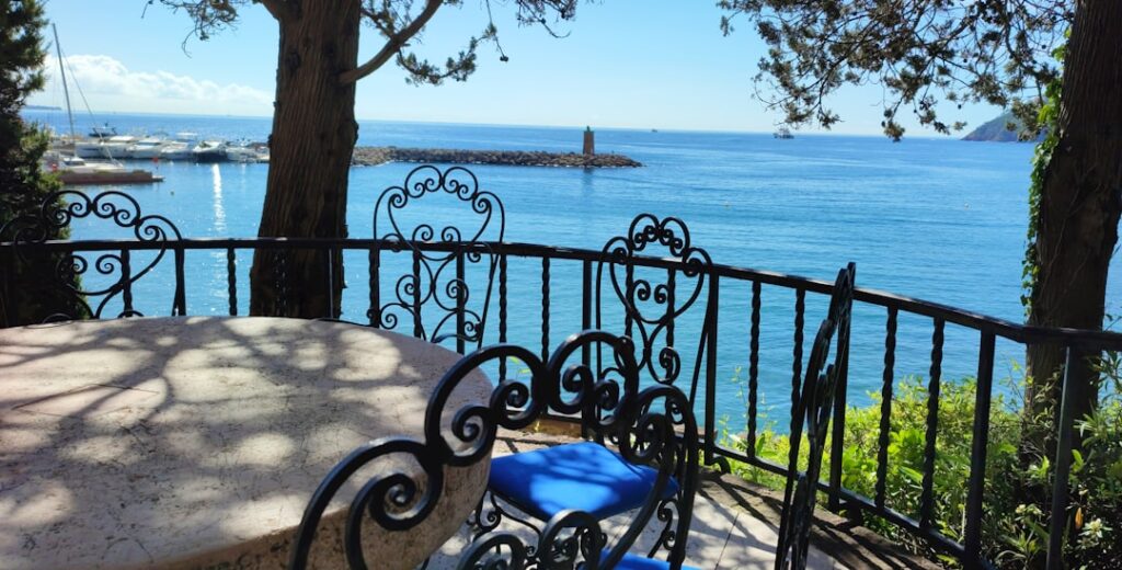 Balkon mit schmiedeeisernen Stühlen und Blick aufs Meer an der Côte amalfitaine.
