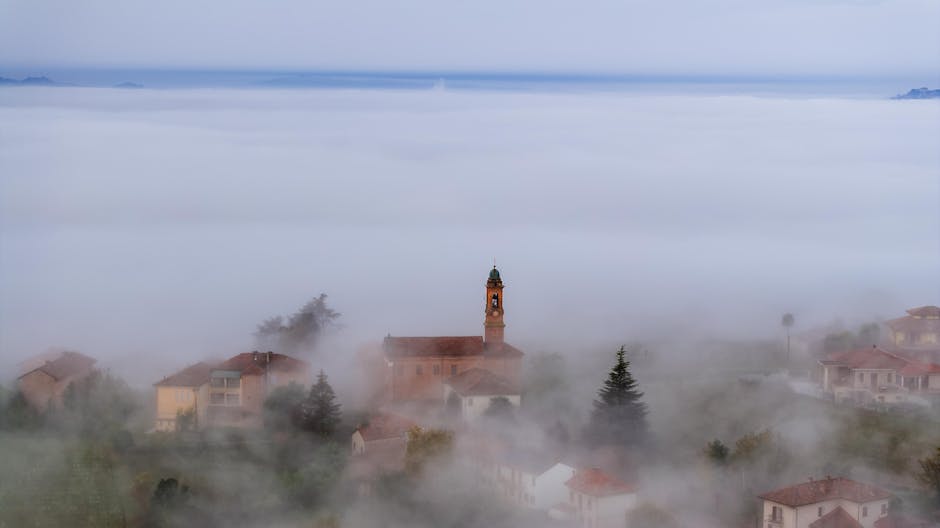 Kleines Küstendorf in Italien mit morgendlichem Nebel über Conca dei Marini
