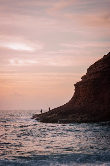 Sonnenaufgangssilhouetten von Fischern an den Klippen von Conca dei Marini